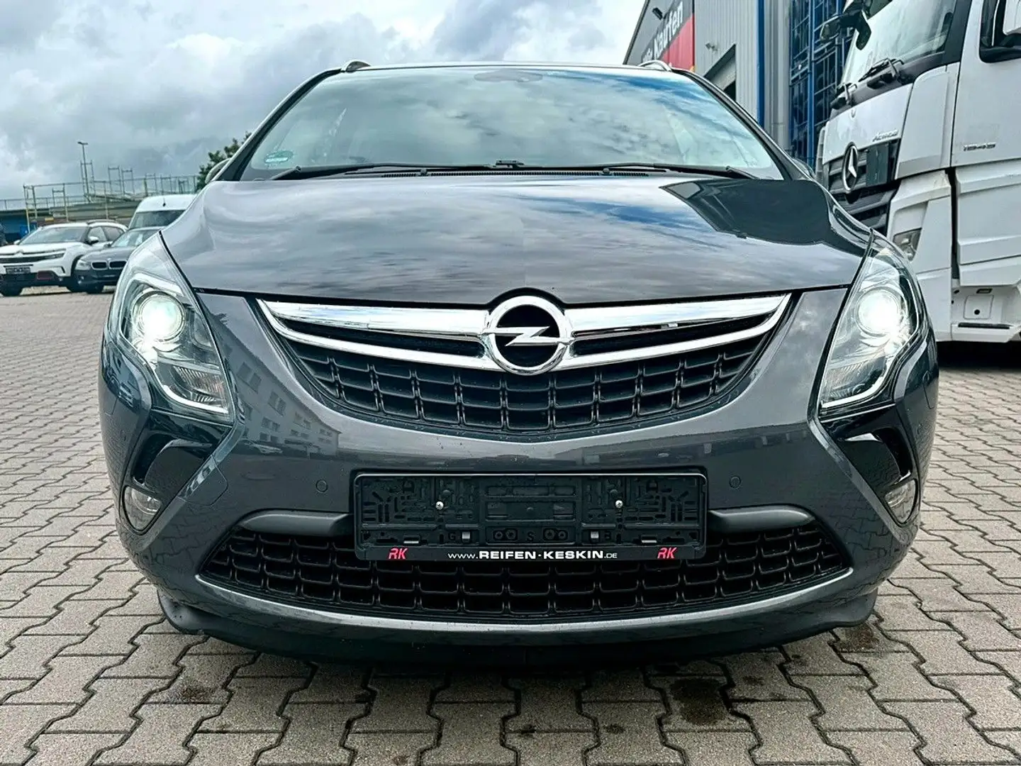 Opel Zafira Tourer 2.0 CDTI/7 SITZER/AHK/XENON/NAVI/ Grau - 2