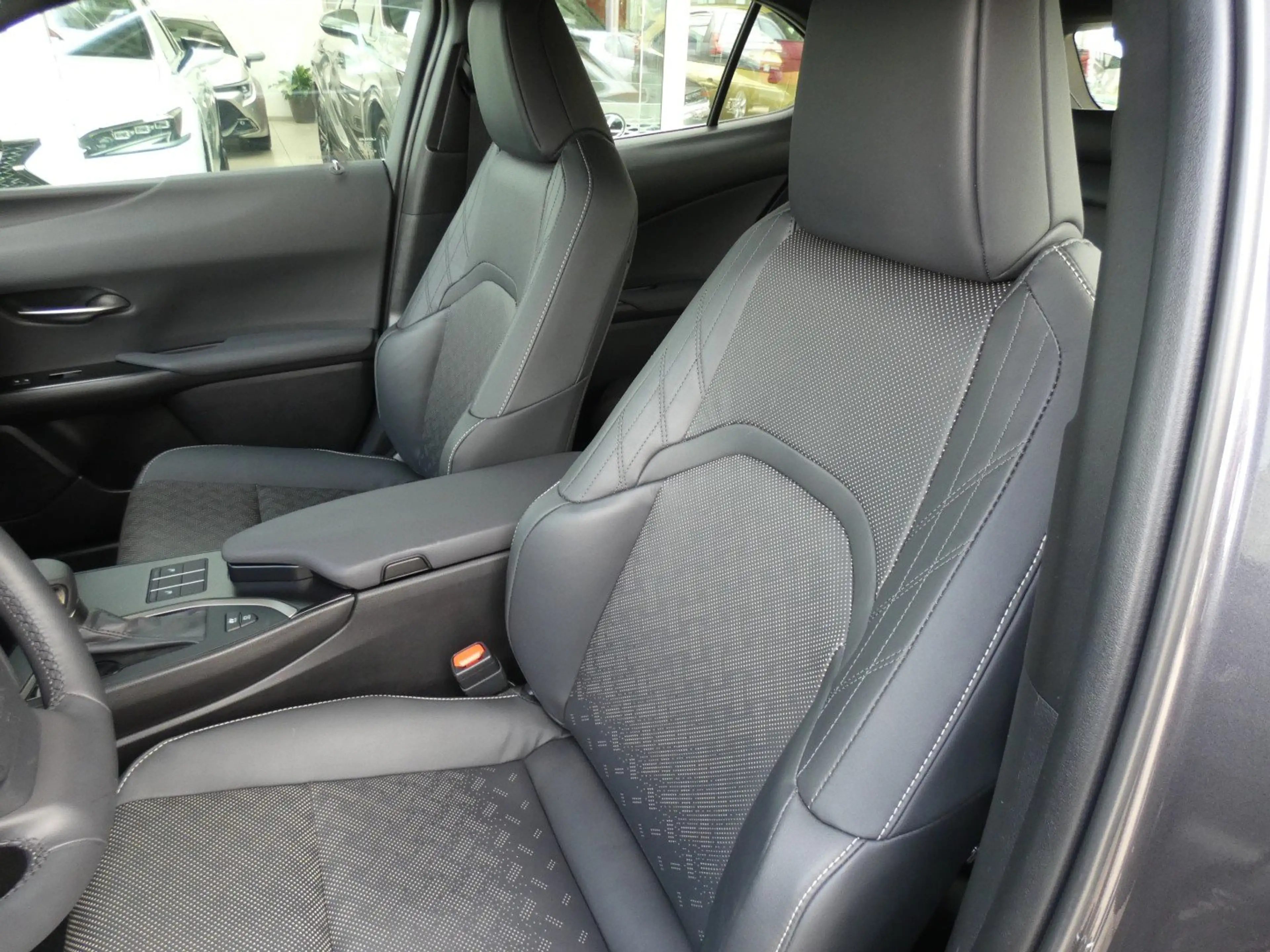 Lexus UX 250h HYBRID +LEDER +Zetelverwarming +Dodehoek +GPS — photo 8
