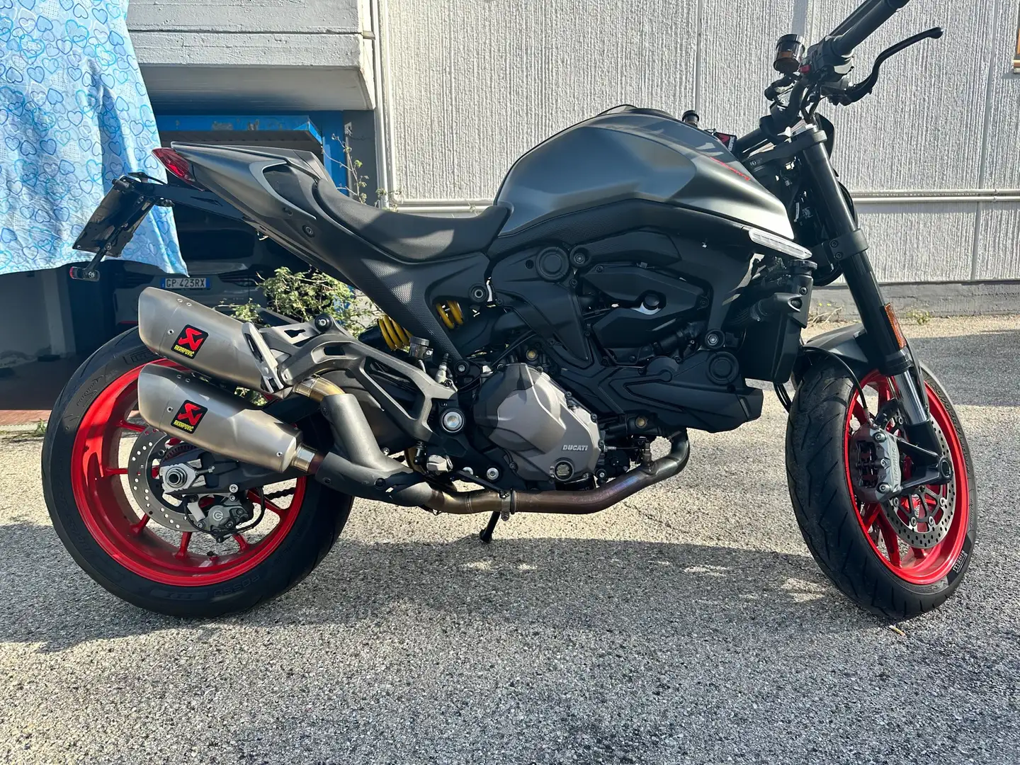 Ducati Monster 937 plus siva - 1