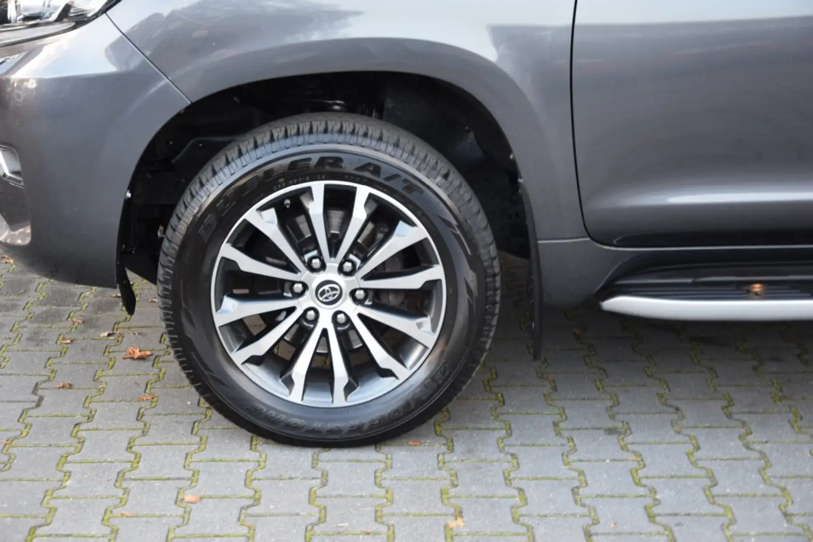 Toyota Land Cruiser 2.8 D-4D 5DRS CHALLENGERA/T VAN Grijs - 2