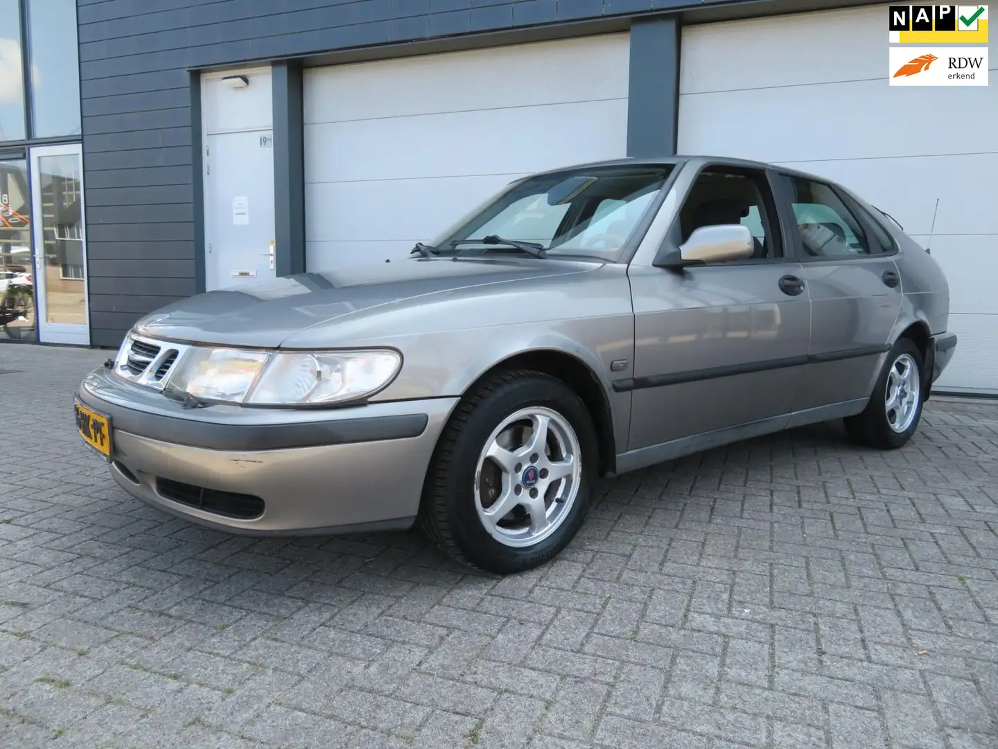 Saab 9-3 2.0t S met nieuwe apk 2026 Gris - 1