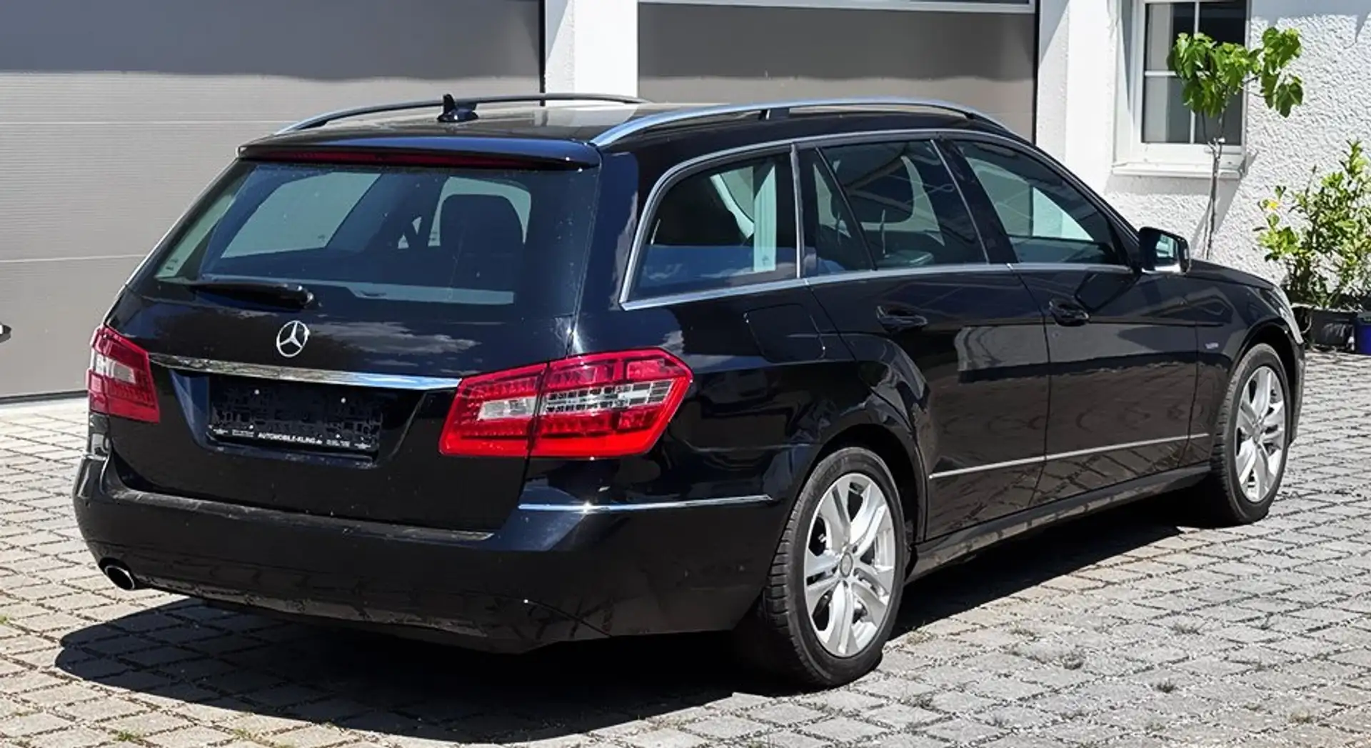 Mercedes-Benz E 200 E 200T CGI BlueEFFICIENCY Automatik Avantgarde AHK Schwarz - 2