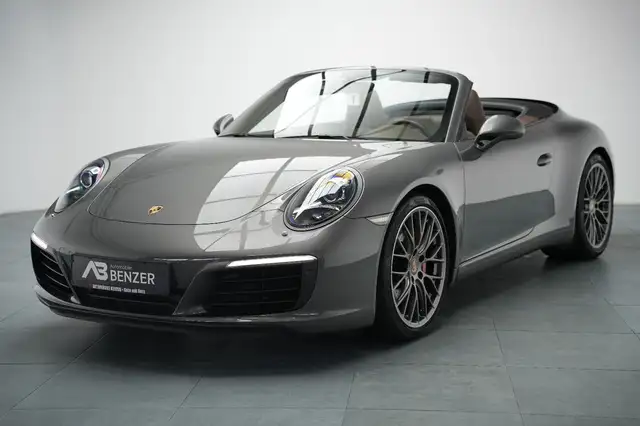 Porsche 911 view 4