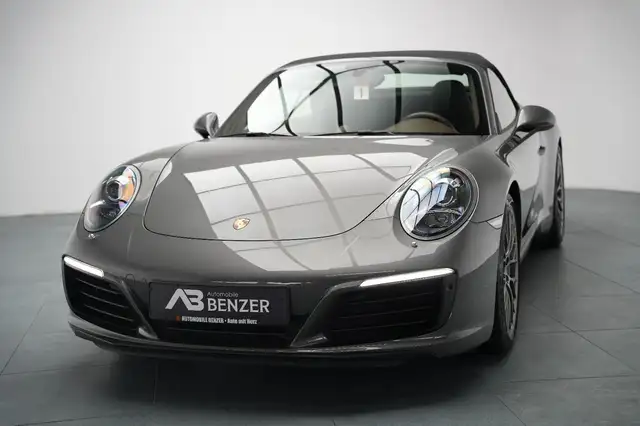 Porsche 911 view 7