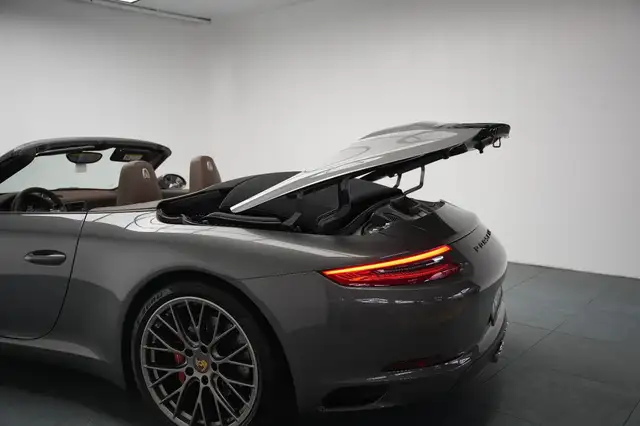 Porsche 911 view 10