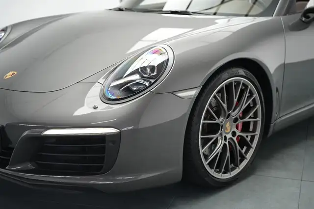 Porsche 911 view 5