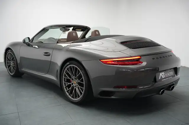 Porsche 911 view 12