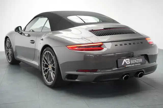 Porsche 911 view 8