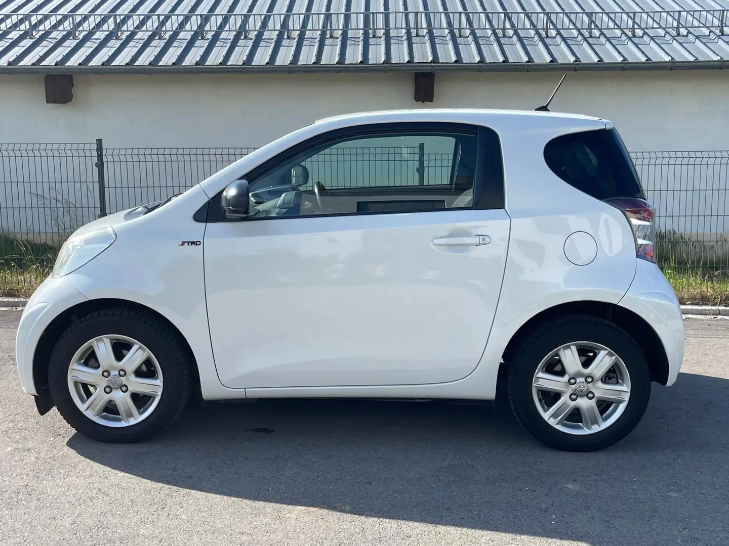 Toyota iQ 1.0 + TRD (GPS Edition) Blanc - 1