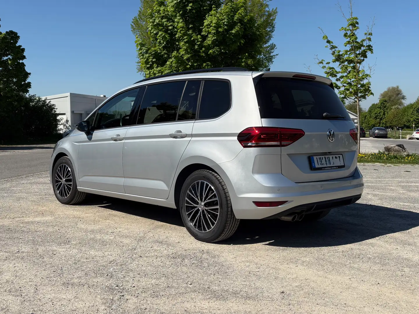 Volkswagen Touran Highline 1.4 TSI Kindersitze Pano 7-Sitze 8-fach Silber - 2