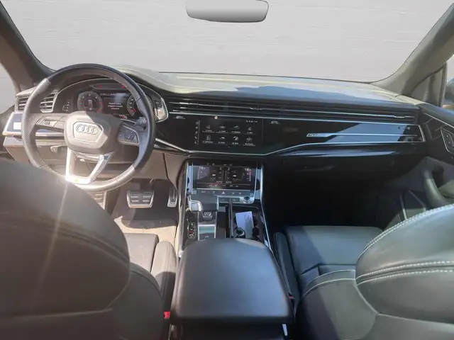 Audi Q8 view 11
