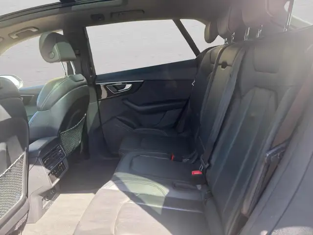 Audi Q8 view 10