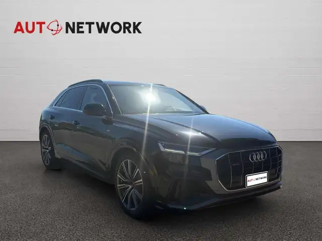 Audi Q8 view 3