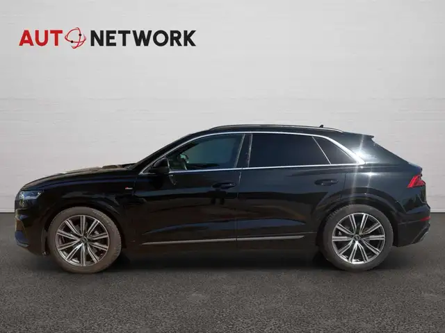 Audi Q8 view 7