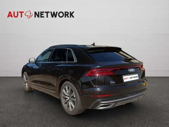 Audi Q8 view 4