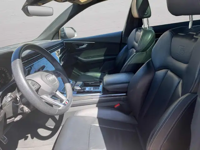 Audi Q8 view 9