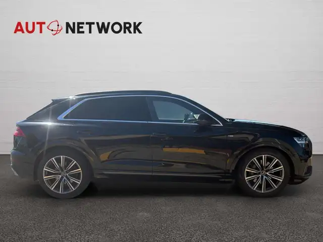 Audi Q8 view 8