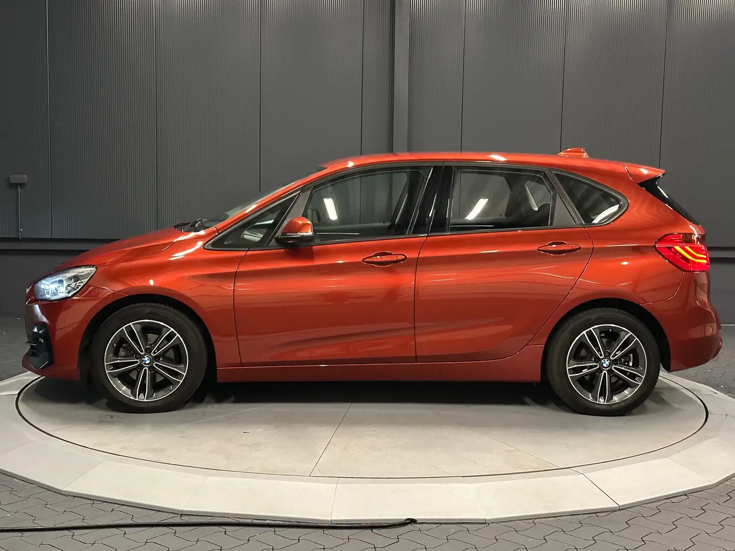BMW 218 i Active Tourer Sport Line *T-LEDER*NAVI*LED*AHK* Portocaliu - 2