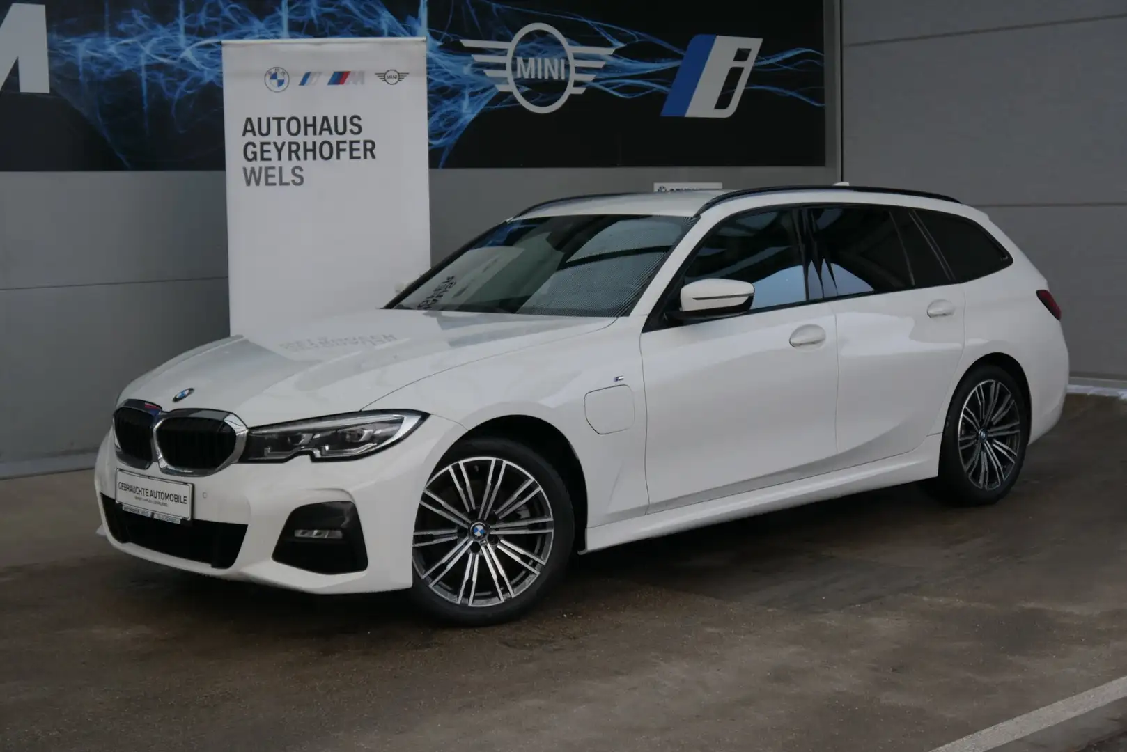 BMW 320 e *M-Sport/AHK/LED/Driving Assistant* Weiß - 1