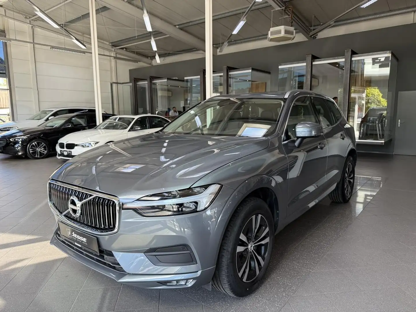 Volvo XC60 B4 Momentum Pro LED R.Cam Navi CarPlay SHZ Gris - 1