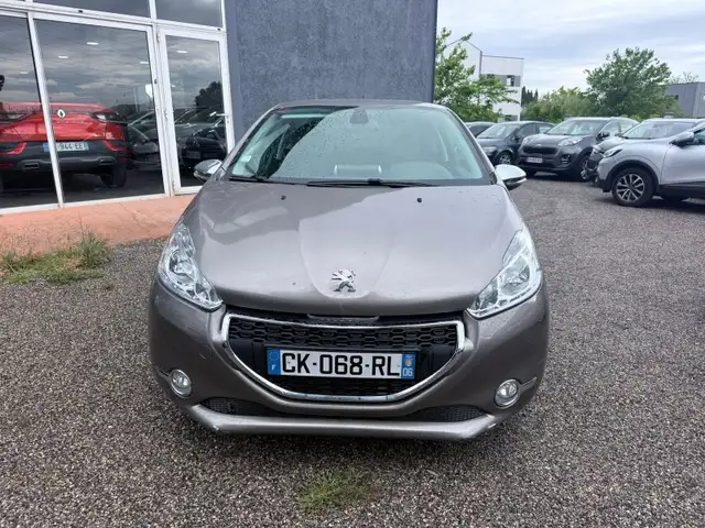 Peugeot 208 view 2