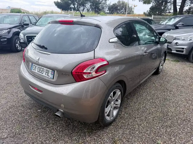 Peugeot 208 view 5