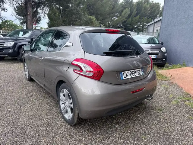 Peugeot 208 view 3