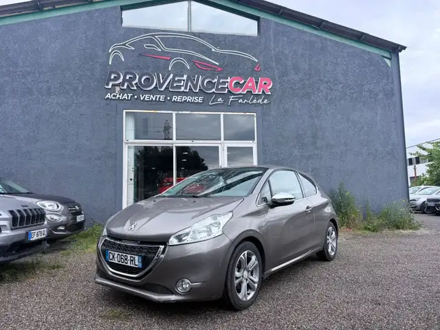 Peugeot 208 main image
