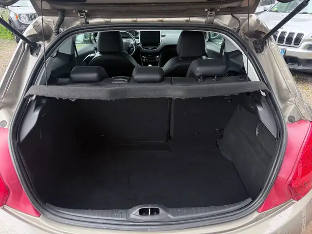 Peugeot 208 view 11