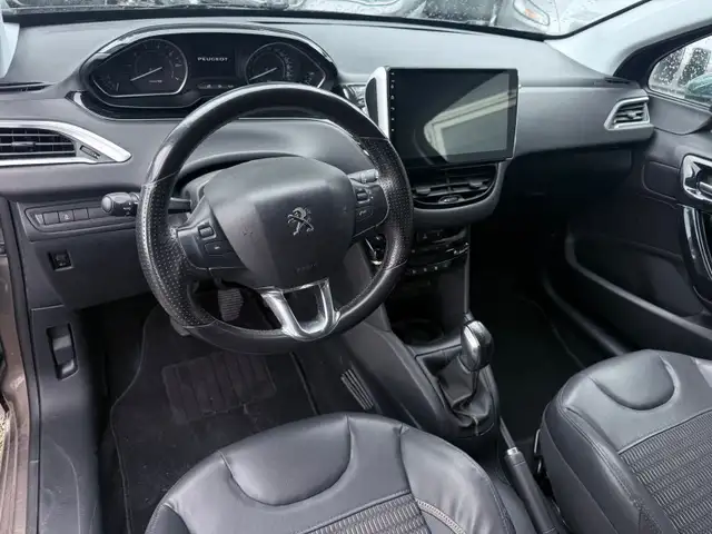 Peugeot 208 view 8