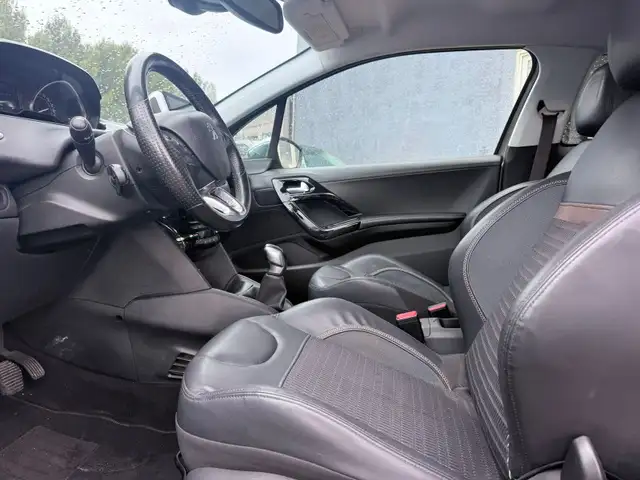 Peugeot 208 view 9