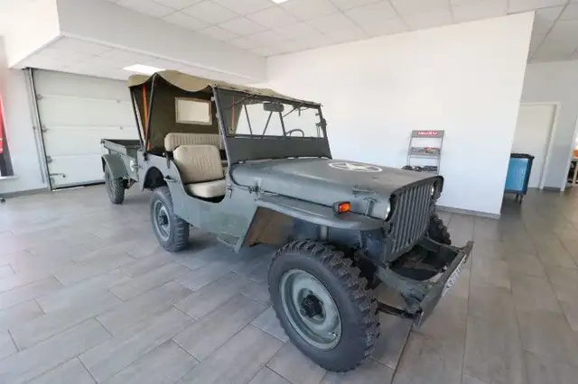 Jeep Willys MB Overlands 1945 mit Anhänger