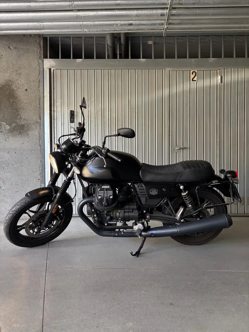 Moto Guzzi V 7 Stone Negru - 1