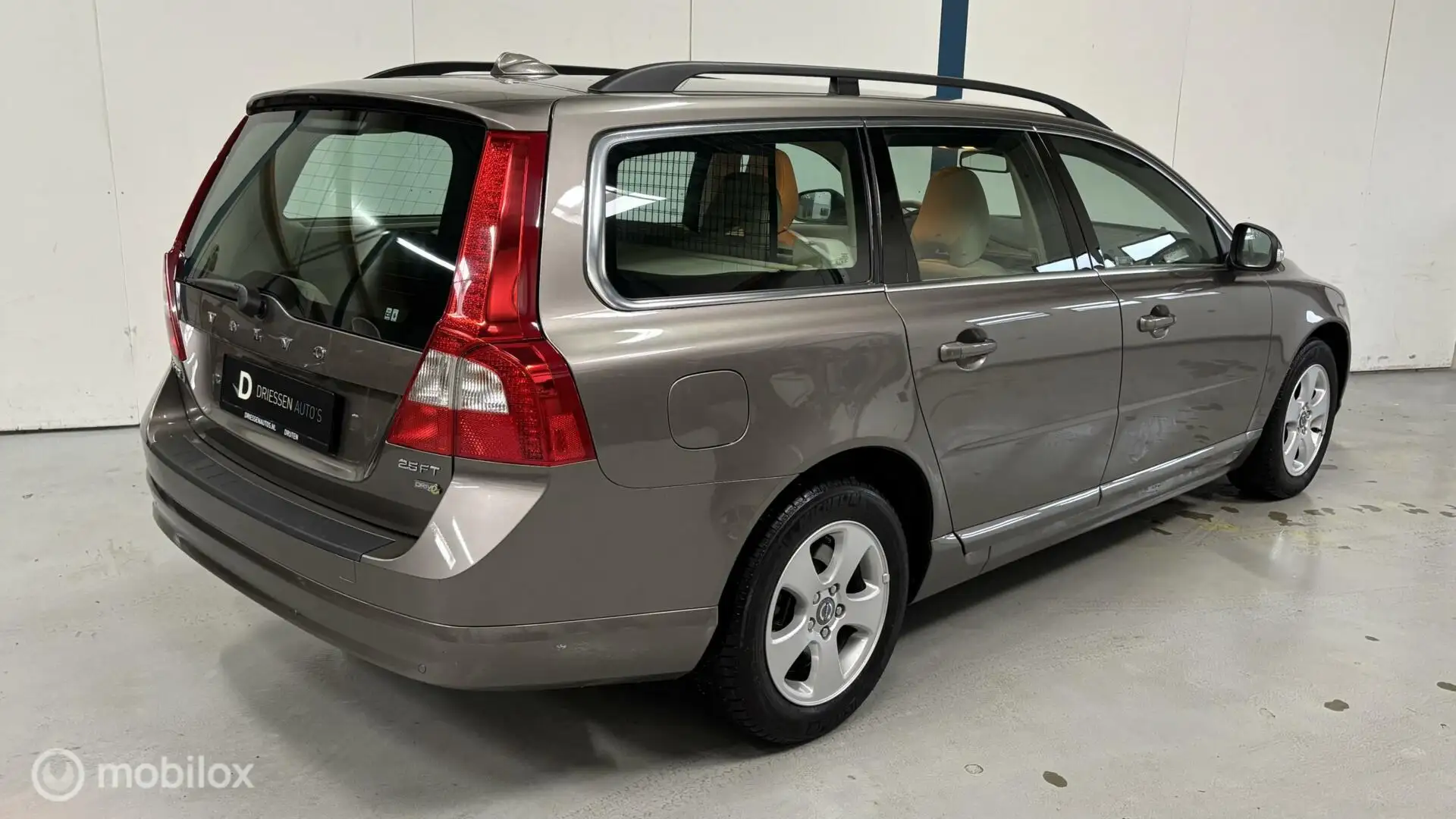 Volvo V70 2.5FT Momentum 1E EIGENAAR / 22.000KM!! Beige - 2