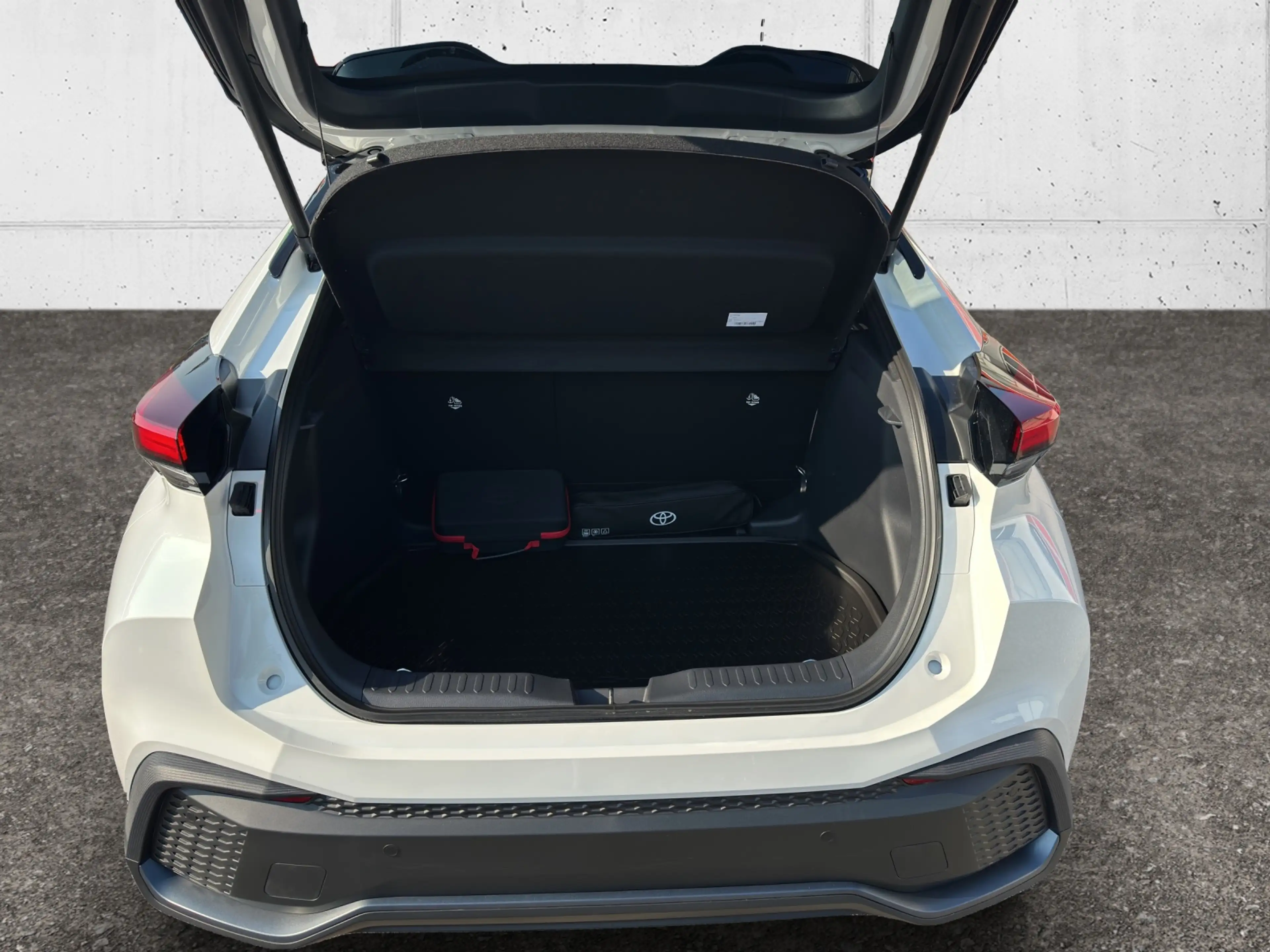 Toyota C-HR 2WD 1,8 VVT-i Hybrid Teamplayer TP 5t. — photo 4