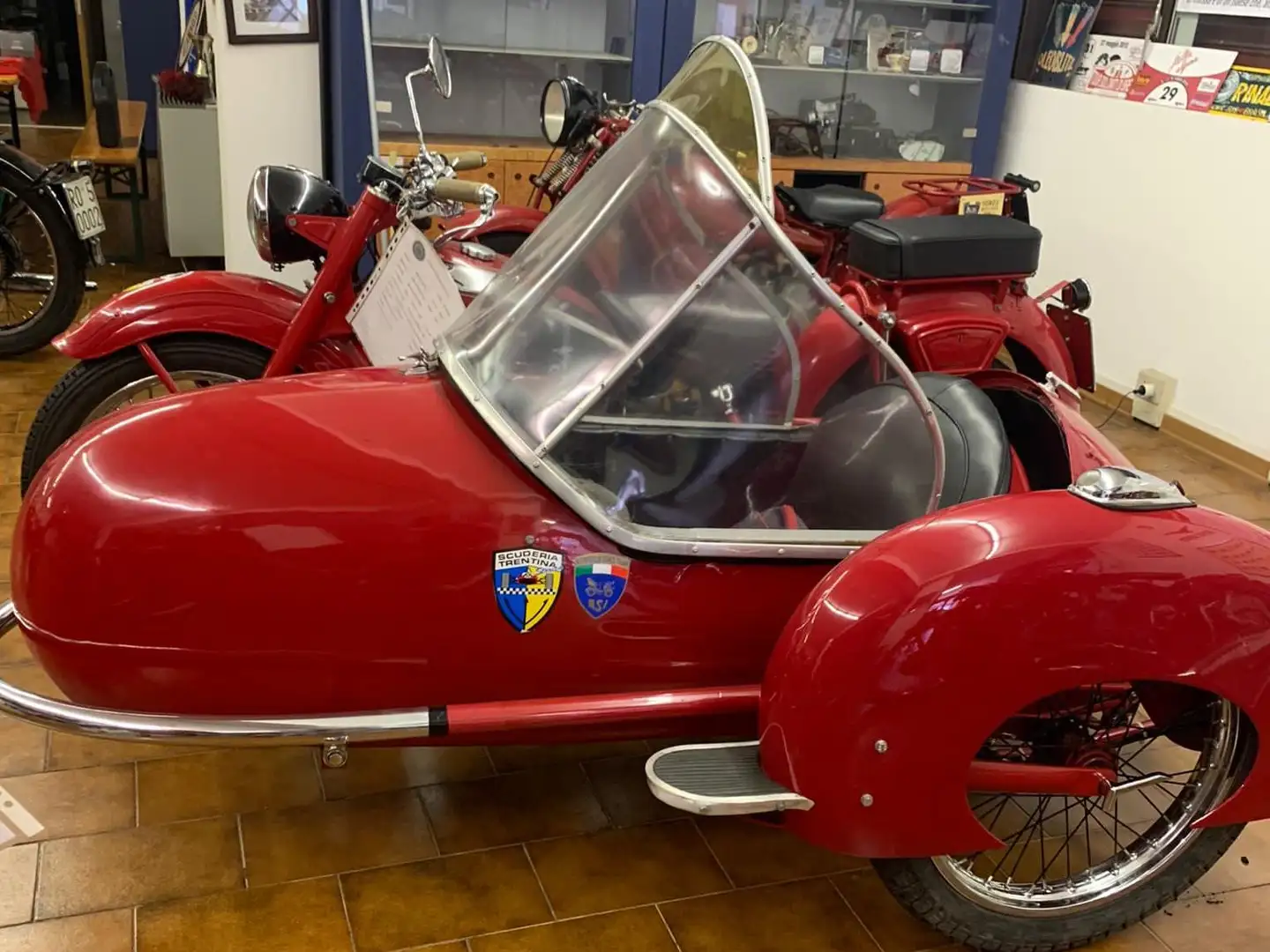 Moto Guzzi Falcone Rojo - 1