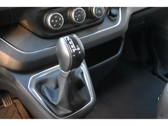 Renault Trafic view 19