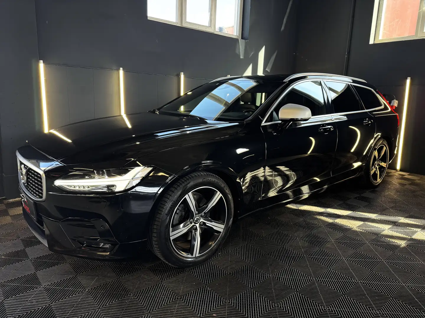 Volvo V90 V90 D4 Geartronic R-Design Erstbesitz/Led/Navi/Winter-Paket/Keyless/8-fach Schwarz - 2