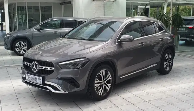 Mercedes-Benz GLA 200 *Ahk schwenkb. Allwetter Kamera*