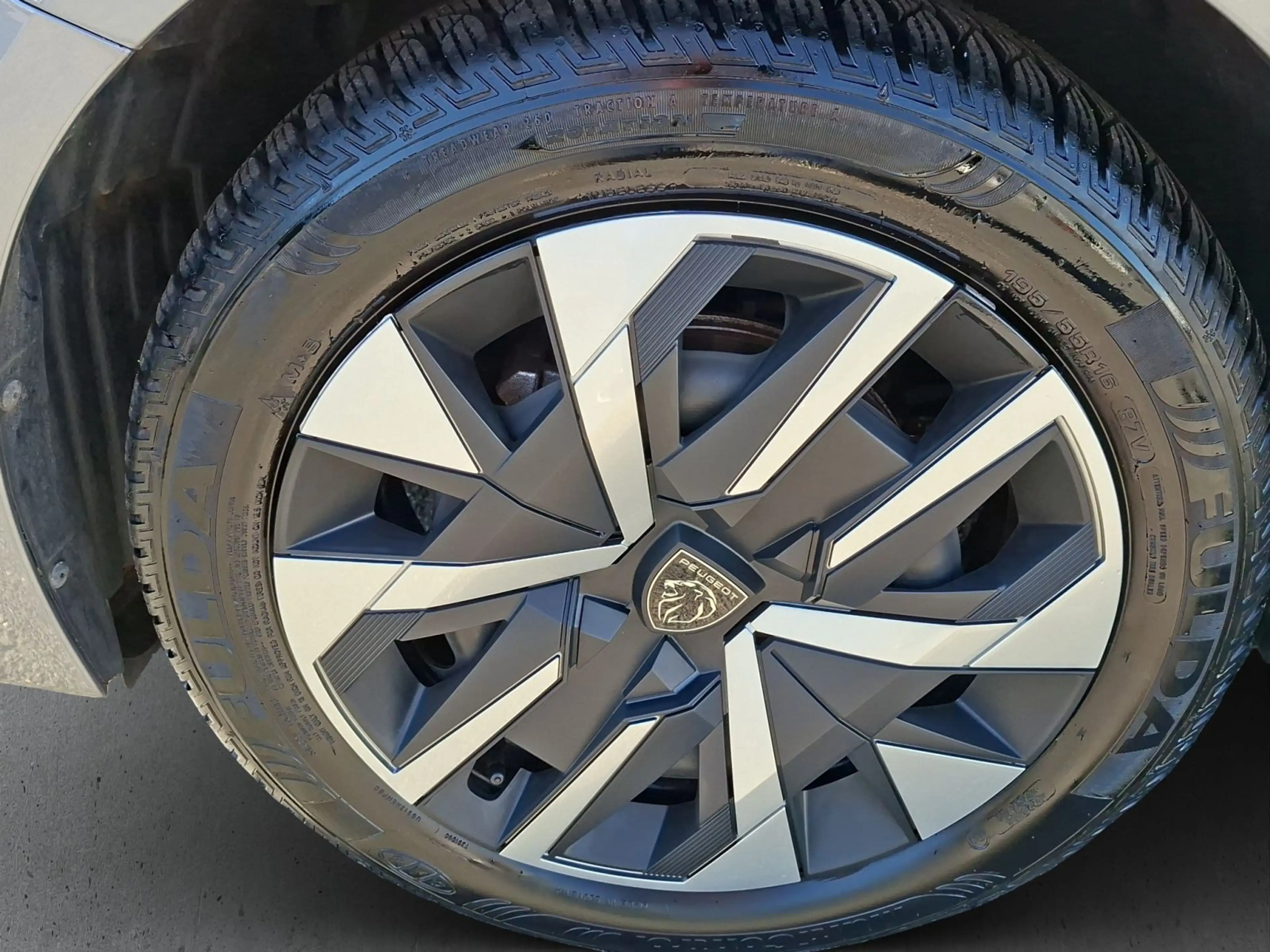 Peugeot 208 Active PureTech — photo 20