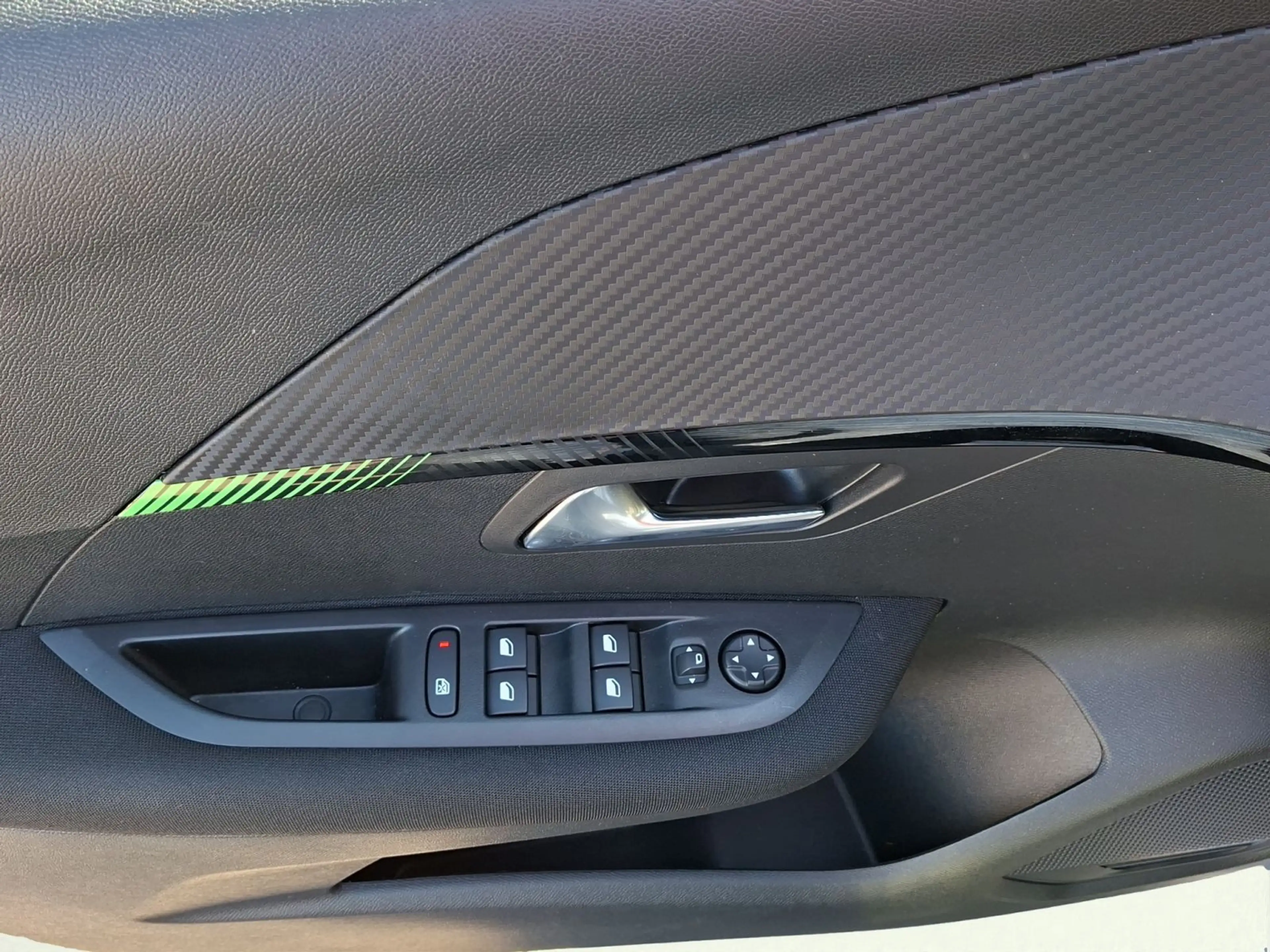 Peugeot 208 Active PureTech — photo 12