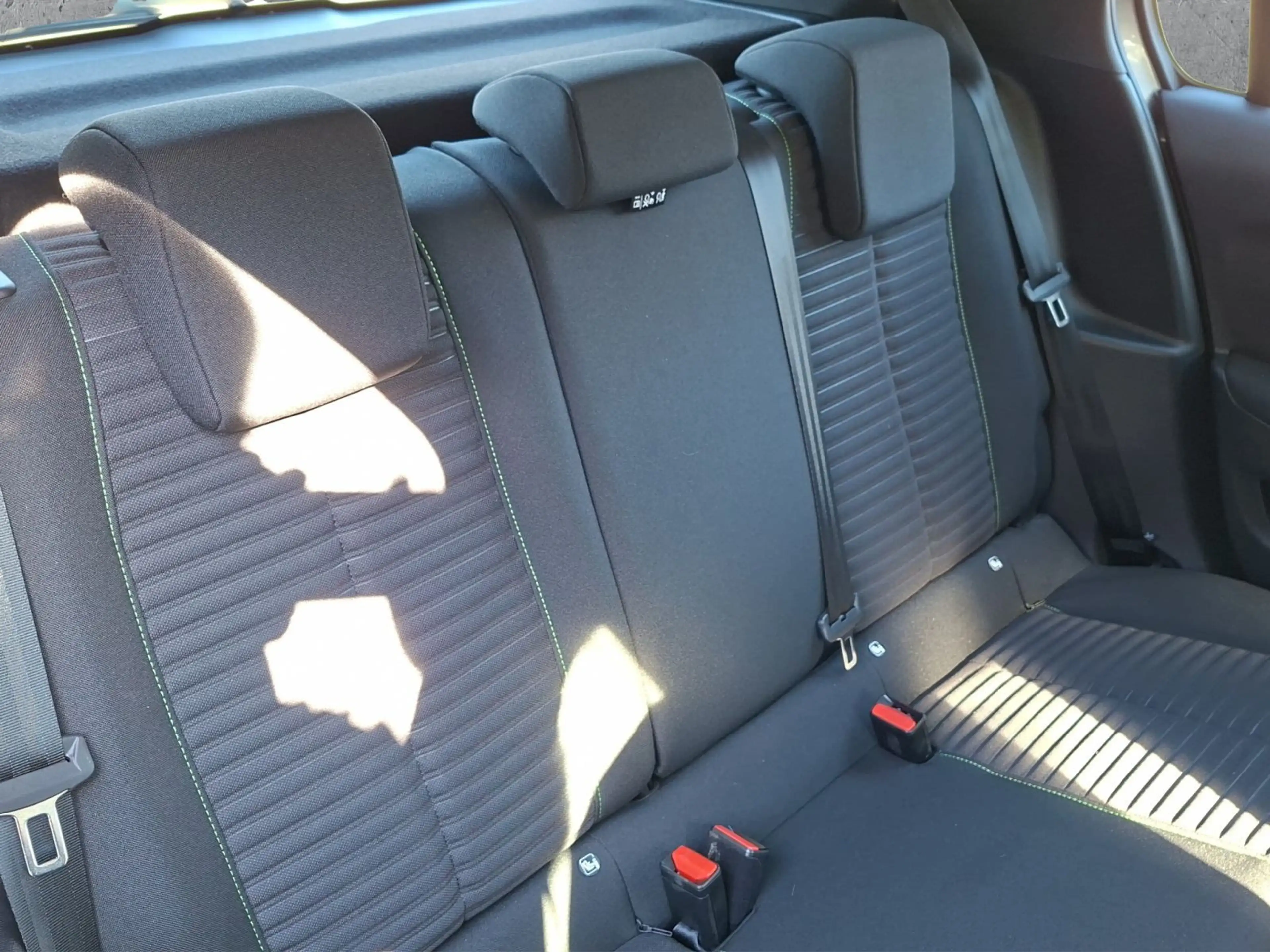Peugeot 208 Active PureTech — photo 18