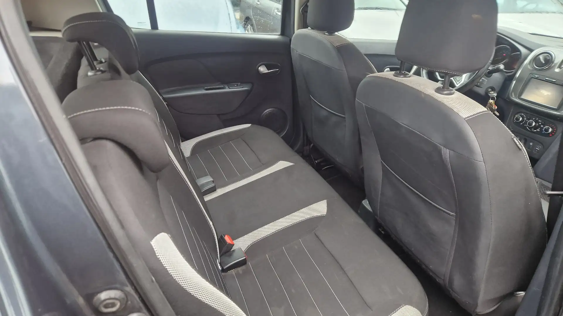 Dacia Sandero Stepway 1.6i - 2