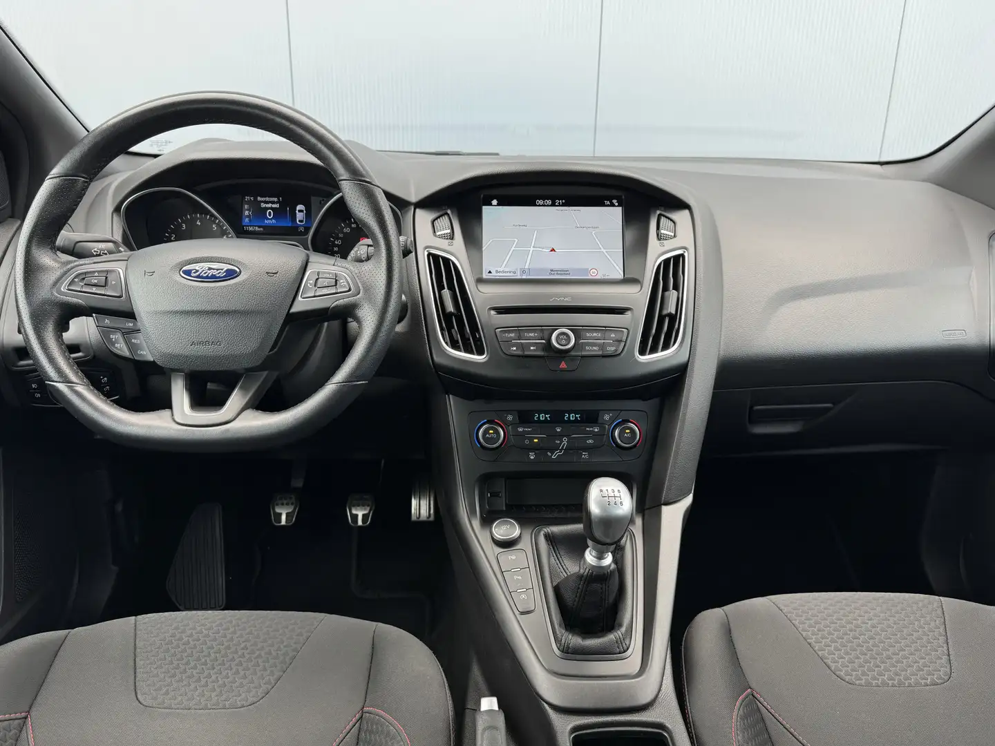 Ford Focus Wagon 1.5 Ecoboost 150pk ST-Line Navigatie/18inch. Zwart - 2