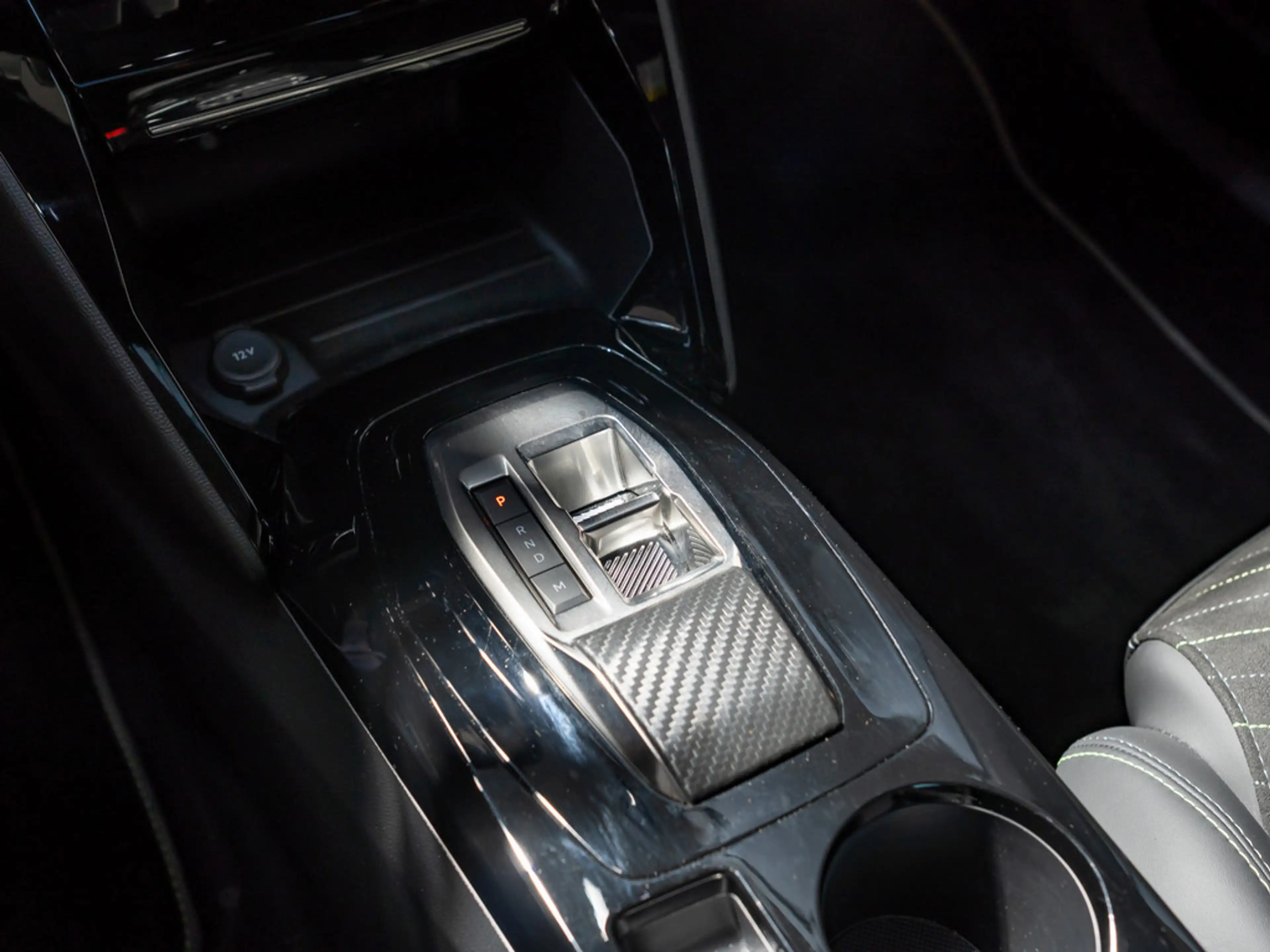 Peugeot 2008 GT PureTech 130 EAT8 PANO LED 360° NAVI — photo 13