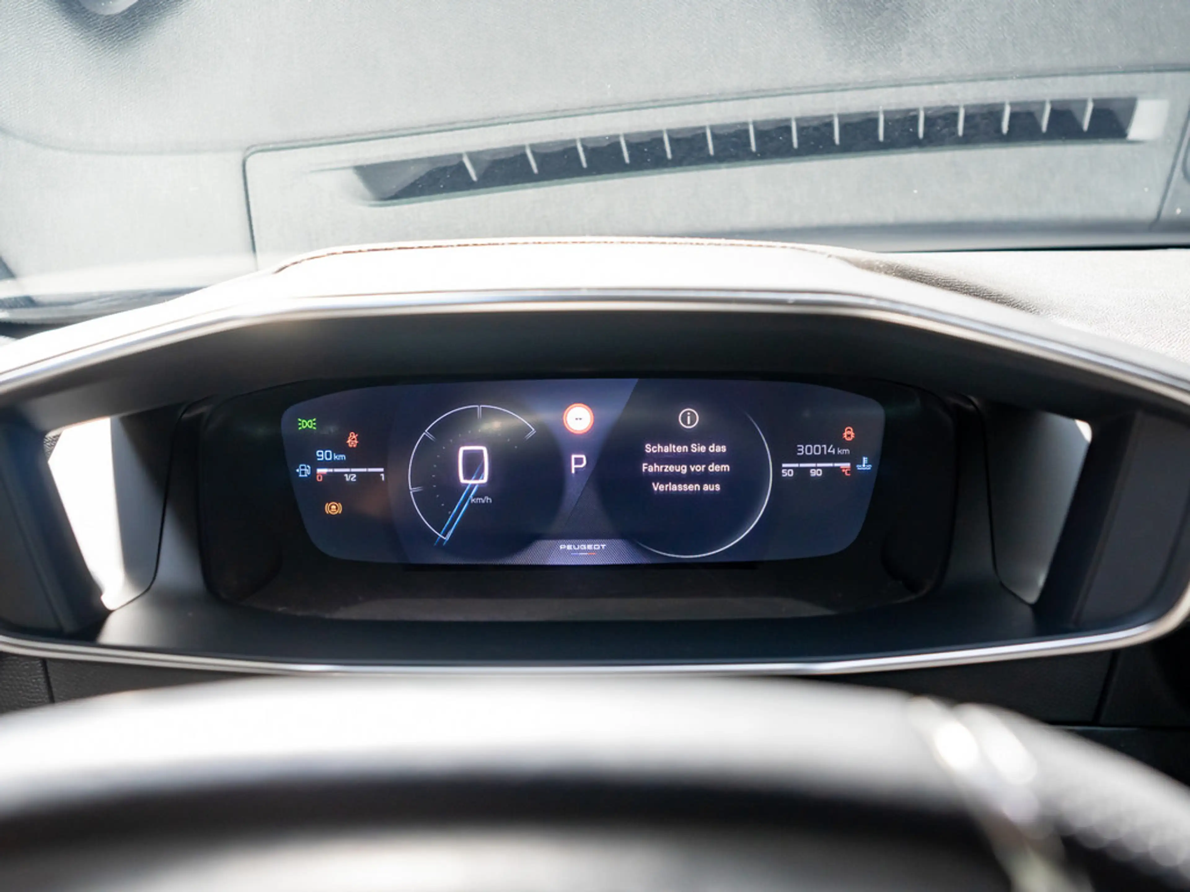 Peugeot 2008 GT PureTech 130 EAT8 PANO LED 360° NAVI — photo 14