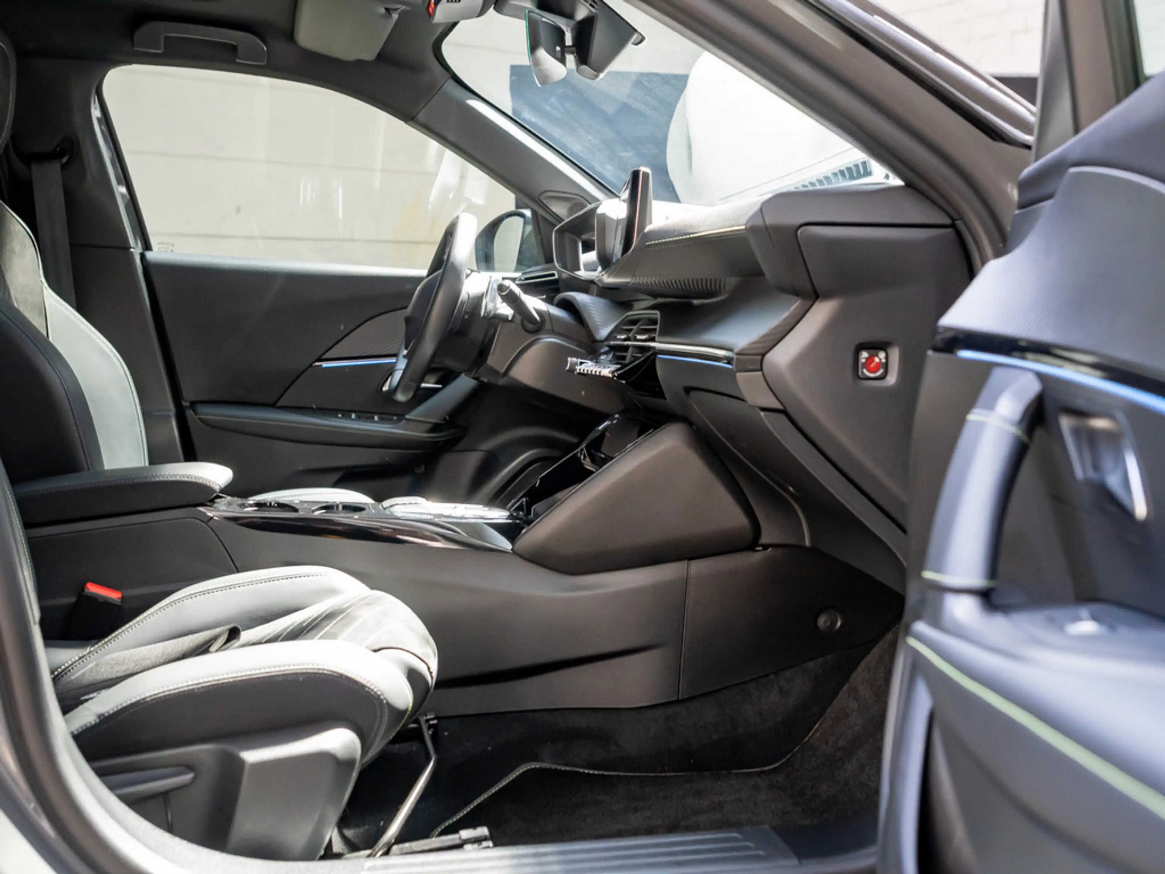 Peugeot 2008 GT PureTech 130 EAT8 PANO LED 360° NAVI — photo 3