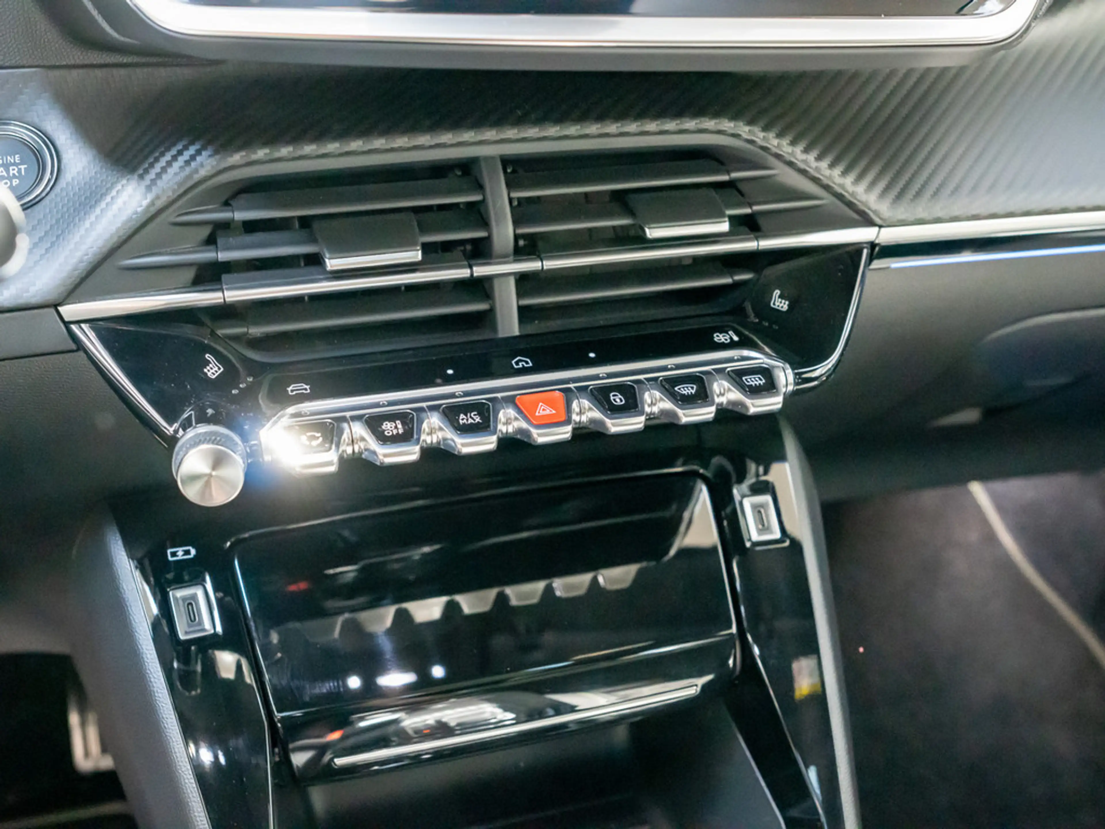 Peugeot 2008 GT PureTech 130 EAT8 PANO LED 360° NAVI — photo 12