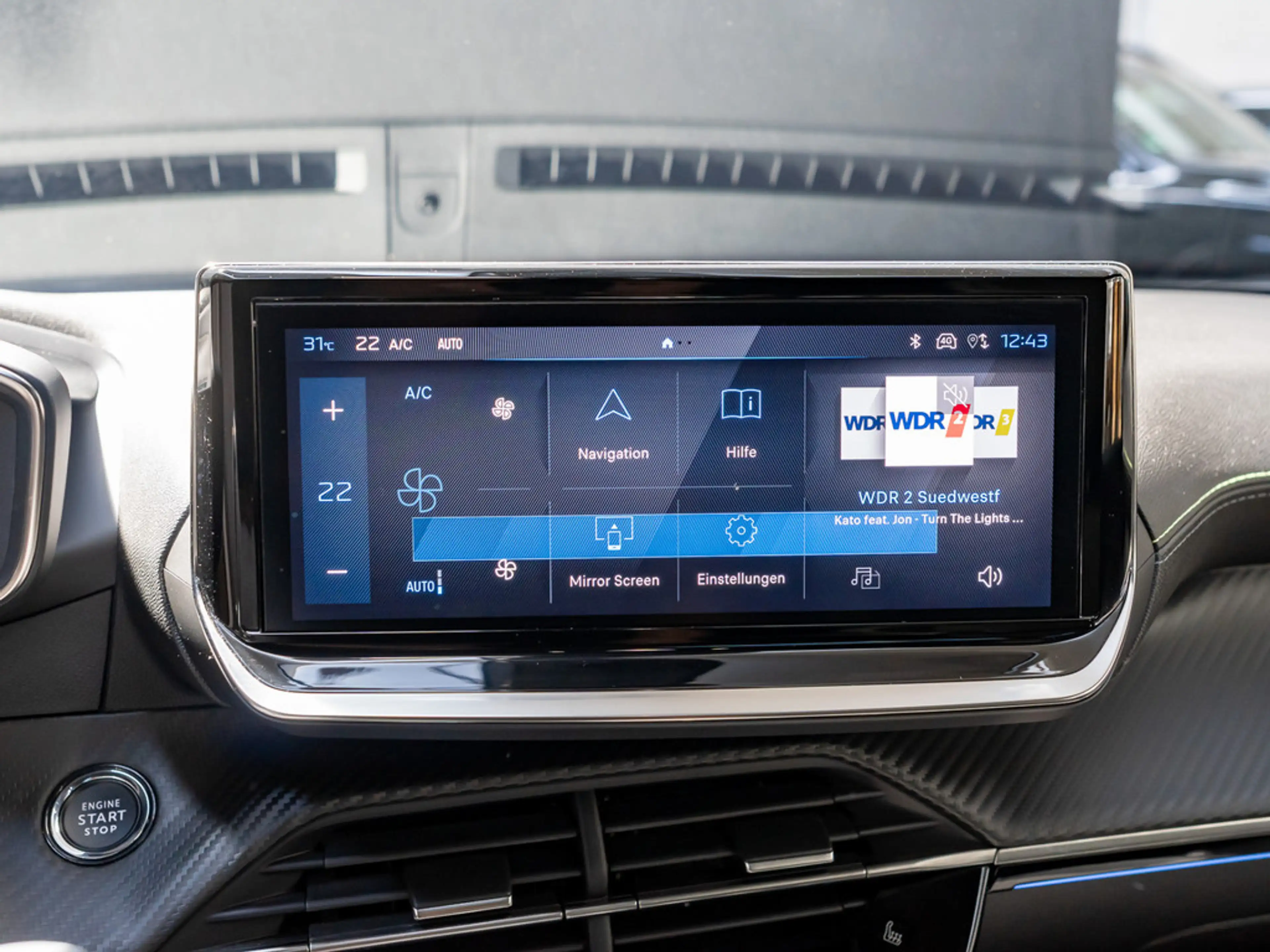 Peugeot 2008 GT PureTech 130 EAT8 PANO LED 360° NAVI — photo 11