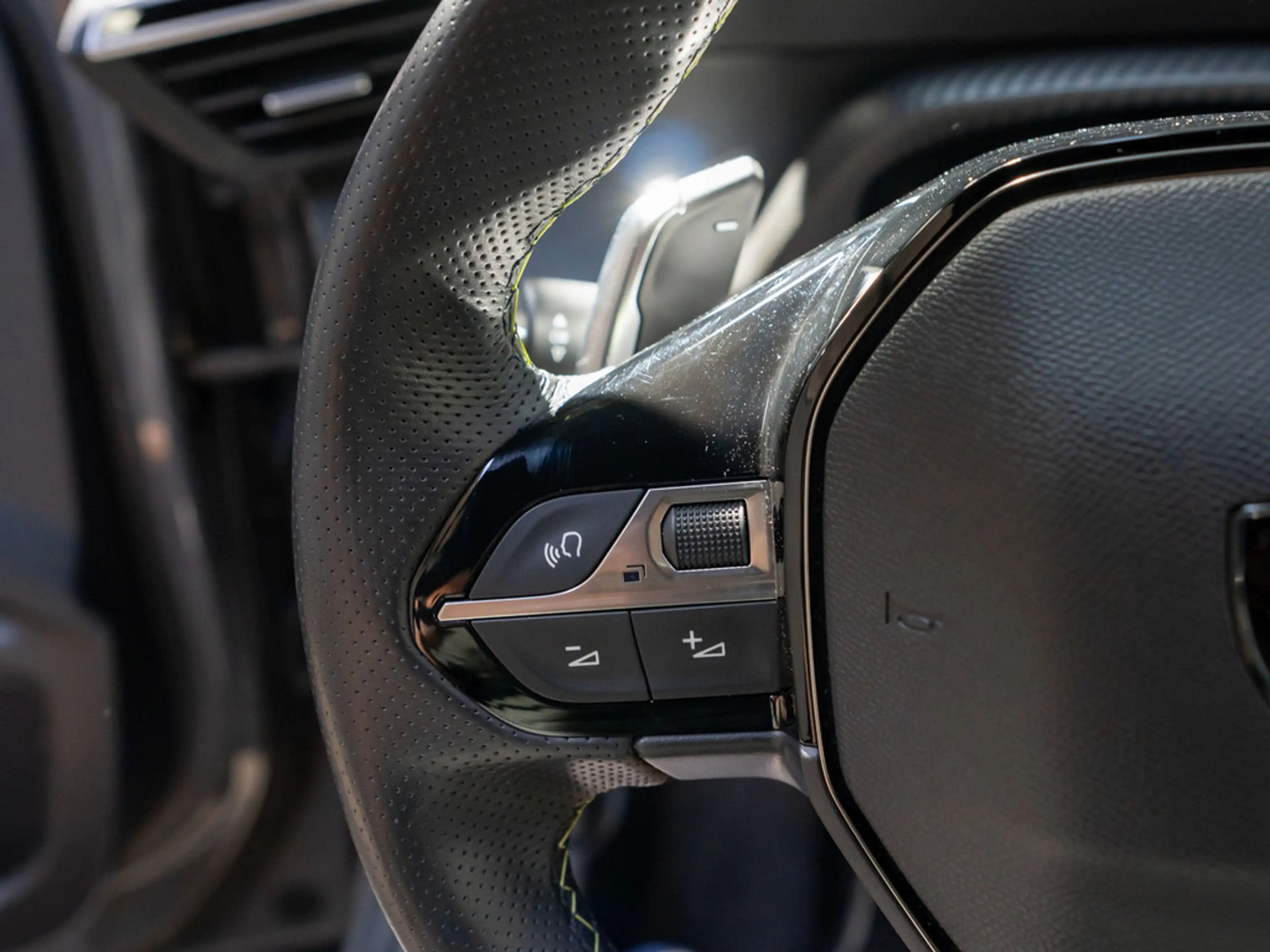 Peugeot 2008 GT PureTech 130 EAT8 PANO LED 360° NAVI — photo 15